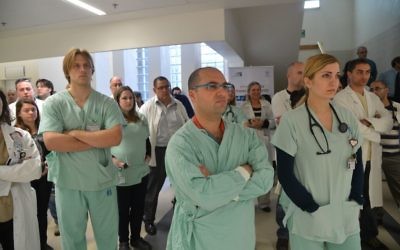 Les docteurs israéliens en grève pendant près de deux heures à l'hôpital Assaf Harofeh de Rishon Lezion - 19 janvier 2014 (Crédit : Yossi Zeliger/Flash90)