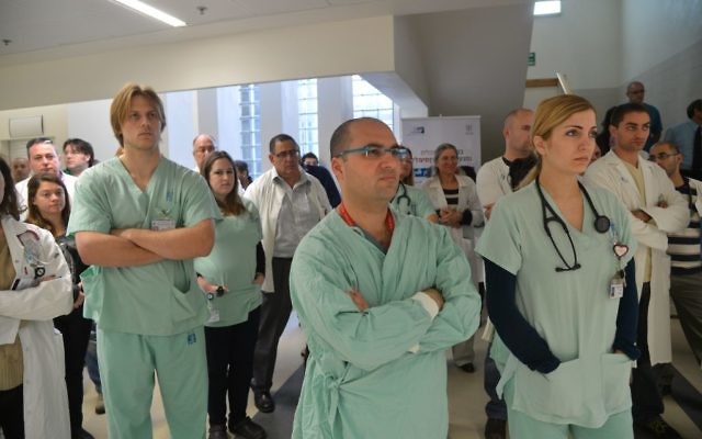 Les docteurs israéliens en grève pendant près de deux heures à l'hôpital Assaf Harofeh de Rishon Lezion - 19 janvier 2014 (Crédit : Yossi Zeliger/Flash90) Les docteurs israéliens en grève pendant près de deux heures à l'hôpital Assaf Harofeh de Rishon Lezion - 19 janvier 2014 (Crédit : Yossi Zeliger/Flash90)