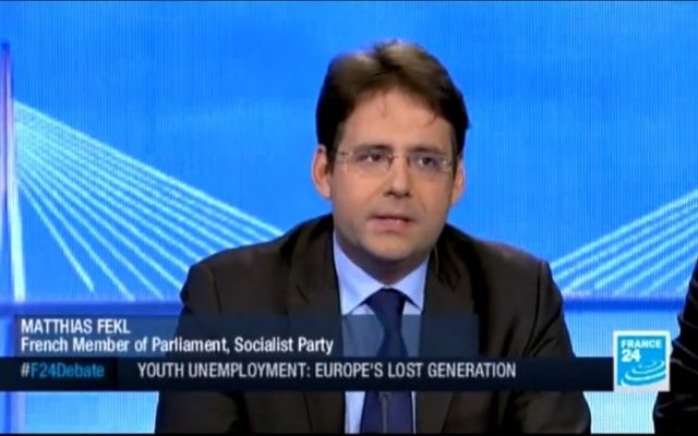 Matthias Fekl lors d'une interview sur la chaîne France 24 (Crédit : capture d’écran youtube/France 24)