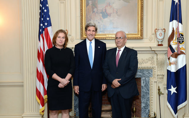 John Kerry, secrétaire d'Etat américain (au centre), la négociatrice israélienne Tzipi Livni (à gauche) et le négociateur palestinien Saeb Erekat, à Washington, en juillet 2013. (Crédit : département d'Etat)