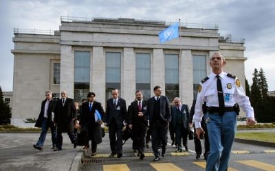 Une délégation de l'opposition syrienne devant les bureaux des Nations Unies à Genève, le 26 janvier 2014 (Crédit : AFP/Fabrice Coffrini)