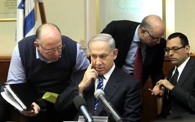 Uzi Arad et Benjamin Netanyahu, en 2009. (Crédit : Kobi Gideon/Flash90)