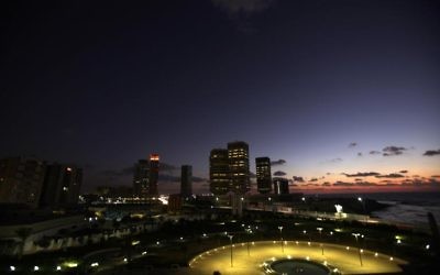 Vue nocturne de la capitale libyenne Tripoli (Crédit : AFP/Archives Patrick Baz)