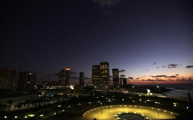 Vue nocturne de la capitale libyenne Tripoli (Crédit : AFP/Archives Patrick Baz)
