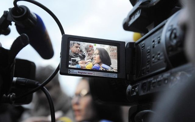 Agnes Dufetel-Cordier, avocate d'un des deux adolescents toulousains candidats au Jihad en Syrie, filmée par une caméra de presse mercredi 29 janvier durant l'interrogatoire des deux adolescents par la police à Toulouse  (Crédit: AFP/Pascal Pavani)