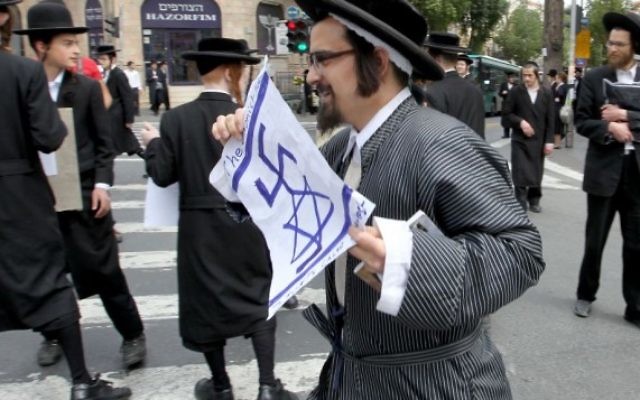 Un membre de la secte ultra-orthodoxe anti-sioniste Netourei Karta dans le quartier de Méa Shéarim à Jérusalem, 2 mai 2011 (Crédit : Nati Shohat/Flash90)