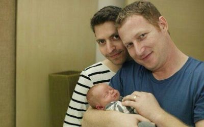 Eran Pnini Koren et Avi Koren, un couple gay israélien, conçu avec le processus de gestation pour autrui en Thaïlande. (Crédit : Facebook)