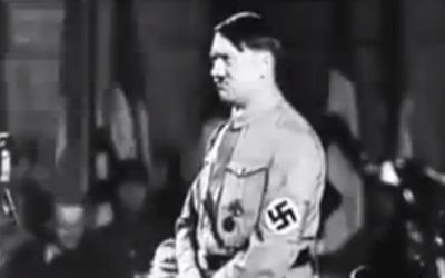 Adolf Hitler dans les années 1930 dans « Le règne de terreur d’Hitler »  (Crédit : Archives/capture d’écran YouTube)