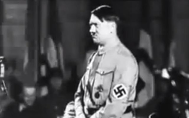 Adolf Hitler dans les années 1930 dans « Le règne de terreur d’Hitler »  (Crédit : Archives/capture d’écran YouTube)