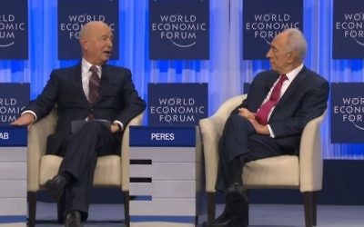 Le président Shimon Peres s'adresse à Klaus Schwab, fondateur du Forum économique mondial à Davos (Capture d'écran : Forum économique mondial)