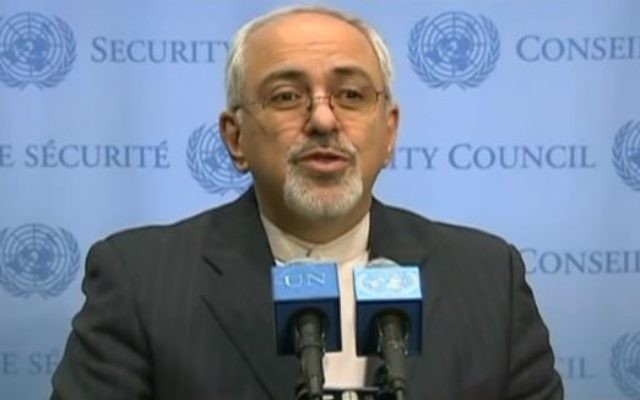 Le chef de la diplomatie iranienne Mohammed Javad Zarif aux Nations Unies, le 26 septembre 2013. (Crédit : capture d'écan Youtube/Youtube News) Le chef de la diplomatie iranienne Mohammed Javad Zarif aux Nations Unies, le 26 septembre 2013. (Crédit : capture d'écan Youtube/Youtube News)