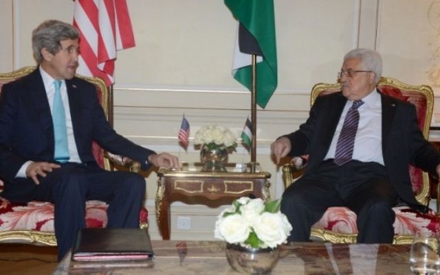 Le secrétaire d'État John Kerry (g) et le président de l'Autorité palestinienne Mahmoud Abbas à Paris, jeudi dernier (Crédit : The Palestinian Presidency/Thaer Ghanaim/AFP) Le secrétaire d'État John Kerry (g) et le président de l'Autorité palestinienne Mahmoud Abbas à Paris, jeudi dernier (Crédit : The Palestinian Presidency/Thaer Ghanaim/AFP)