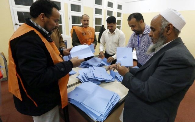 Le personnel chargé du comptage des ballots de vote en Lybie, 20 février 2014 (Crédit : Mahmud Turkia/AFP)
