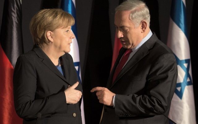 La chancelière allemande Angela Merkel et le Premier ministre israélien Benjamin Netanyahu lors d'une conférence de presse commune à Jérusalem, 25 février 2014 (Crédit : Menahem Kahana/AFP)