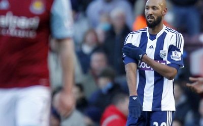 Le joueur de football Nicolas Anelka, jouant pour le club anglais West Bromwich Albion, faisant une "quenelle", geste jugé antisémite. 28 décembre 2013 (Crédit : Ian Kington/AFP)