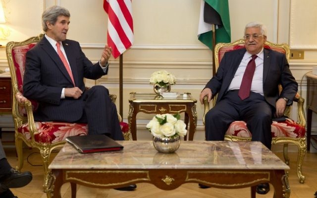 Le Secrétaire d'État américain John Kerry (G) avec le président de l'Autorité palestinienne Mahmoud Abbas, 19 février 2014 (Crédit : Evan Vucci/AFP)