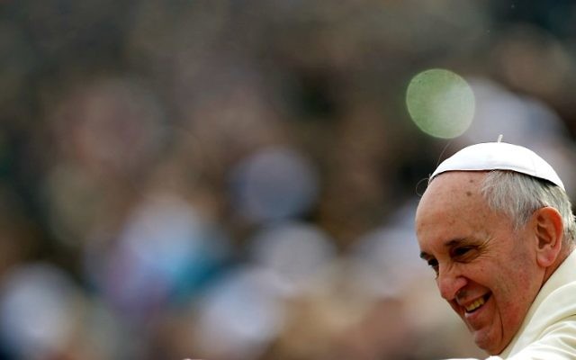 Le pape François Ier accueille les foules en arrivant sur la place Saint Pierre au Vatican, 26 février 2014 (Crédit : Vincenzo Pinto/AFP)
