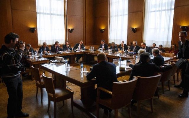 Les Etats-Unis et la Russie ont promis d'aider à débloquer l'impasse de la Conférence de paix à Genève sur la Syrie, a indiqué jeudi le médiateur de l'ONU Lakhdar Brahimi après une réunion avec les représentants des deux pays (Crédit : Pool/AFP Valentin Flauraud) Les Etats-Unis et la Russie ont promis d'aider à débloquer l'impasse de la Conférence de paix à Genève sur la Syrie, a indiqué jeudi le médiateur de l'ONU Lakhdar Brahimi après une réunion avec les représentants des deux pays (Crédit : Pool/AFP Valentin Flauraud)