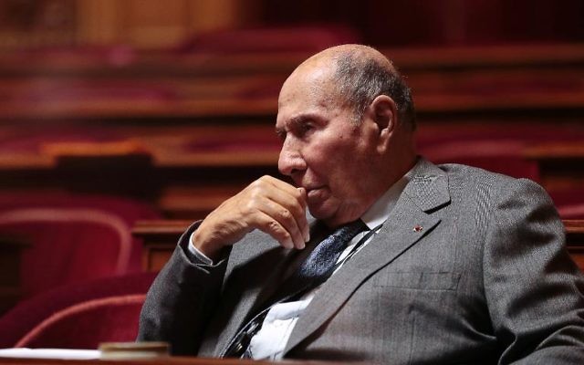 Le sénateur UMP Serge Dassault a demandé lui-même lundi la levée de son immunité parlementaire, devançant ainsi la décision qui semblait inéluctable du bureau de la Haute Assemblée, saisi d'une nouvelle demande des juges chargés du dossier d'achat présumés de voix à Corbeil-Essonnes. (Crédit : AFP/Archives Jacques Demarthon) Le sénateur UMP Serge Dassault a demandé lui-même lundi la levée de son immunité parlementaire, devançant ainsi la décision qui semblait inéluctable du bureau de la Haute Assemblée, saisi d'une nouvelle demande des juges chargés du dossier d'achat présumés de voix à Corbeil-Essonnes. (Crédit : AFP/Archives Jacques Demarthon)