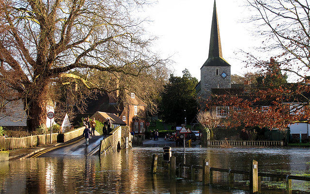 La rivière Darent qui passe près de la ville du sud-est de la Grande-Bretagne, Eynsford, le centre ville en décembre 2013 (Crédit : CC BY Stephen Craven/geograph.co.uk)