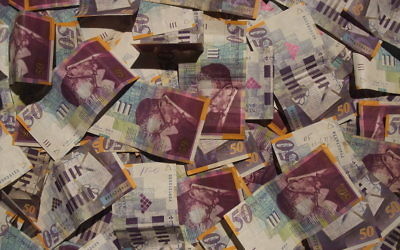 Des billets de 50 shekels, monnaie nationale israélienne (Crédit : CC BY Amos Ron/Wikimedia Commons)