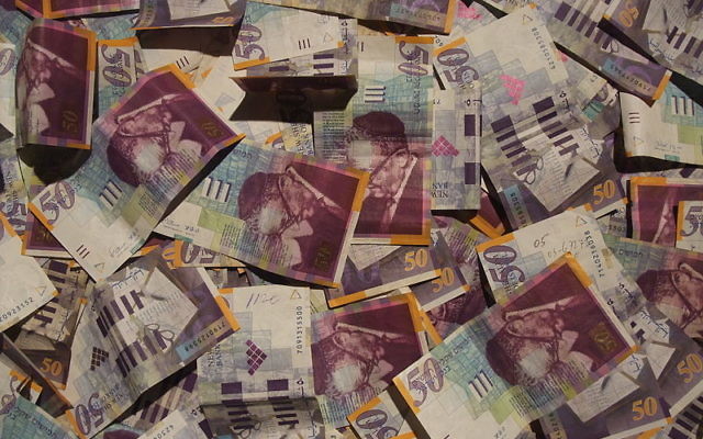 Des billets de 50 shekels, monnaie nationale israélienne (Crédit : CC BY Amos Ron/Wikimedia Commons)