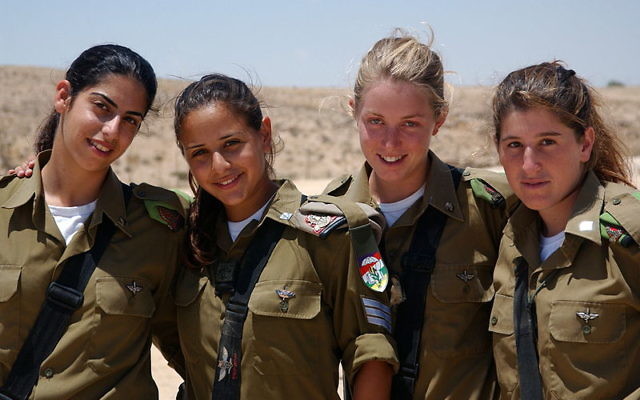 Quatre soldates de l'armée israélienne, 20017 (Crédit : autorisation de/CC BY Israeli Defence Forces Spokesperson's Unit) Quatre soldates de l'armée israélienne, 20017 (Crédit : autorisation de/CC BY Israeli Defence Forces Spokesperson's Unit)