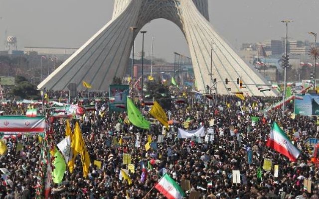 Des Iraniens fêtent le 34e anniversaire de la révolution islamique, le 10 février 2013 place Azadi, à Téhéran (Crédit : AFP/Archives Atta Kenare)