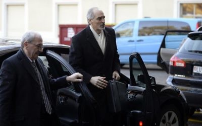 Le représentant permanent syrien aux Nations Unies Bachar al-Jaafari (d) arrive pour les négociations à Genève, le 11 février 2014 (Crédit : AFP Philippe Desmazes)