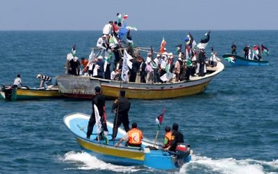 Les patrouilles maritimes du Hamas et des Palestiniens se préparent pour l'arrivée de la flottille, le 30 mai 2010 (Crédit : Abed Rahim Khatib/Flash90) Les patrouilles maritimes du Hamas et des Palestiniens se préparent pour l'arrivée de la flottille, le 30 mai 2010 (Crédit : Abed Rahim Khatib/Flash90)