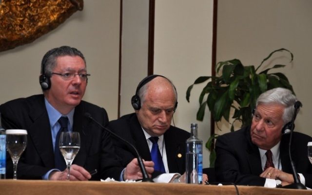 Le ministre de la Justice espagnol Alberto Ruiz Gallardon, Malcolm Hoenlein et Robert Sugarman à la Conférence des présidents à Madrid (Crédit : Fuenta latina/JTA)
