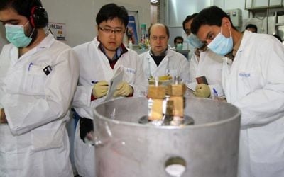 Des inspecteurs de l'AIEA et des techniciens iraniens à la centrale nucléaire de Natanz, le 20 janvier 2014.
(Crédit : Irna/AFP/Archives Kazem Ghane) Des inspecteurs de l'AIEA et des techniciens iraniens à la centrale nucléaire de Natanz, le 20 janvier 2014.
(Crédit : Irna/AFP/Archives Kazem Ghane)