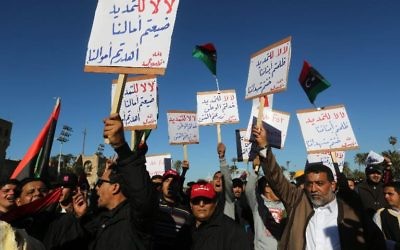 Des manifestants libyens, à Tripoli le 7 février 2014, contre le Congrès général national (CGN), la plus haute autorité politique du pays (Crédit : AFP/Archives Mahmud Turkia)