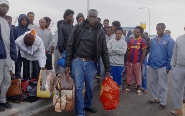 Migrants africains au centre de détention des réfugiés du sud d'Israël, le 26 janvier 2014. (Crédit : Flash90)