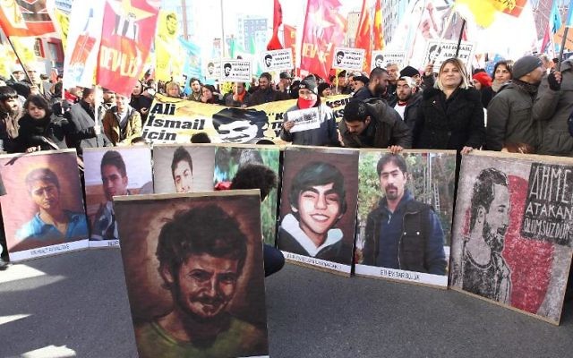 Des portraits d'Ali Ismail Korkmaz, jeune manifestant battu à mort par des policiers en juin 2013, lors d'un rassemblement devant le tribunal de Kayseri, le 3 février 2014 en Turquie 
(Crédit : AFP/Adem Altan)