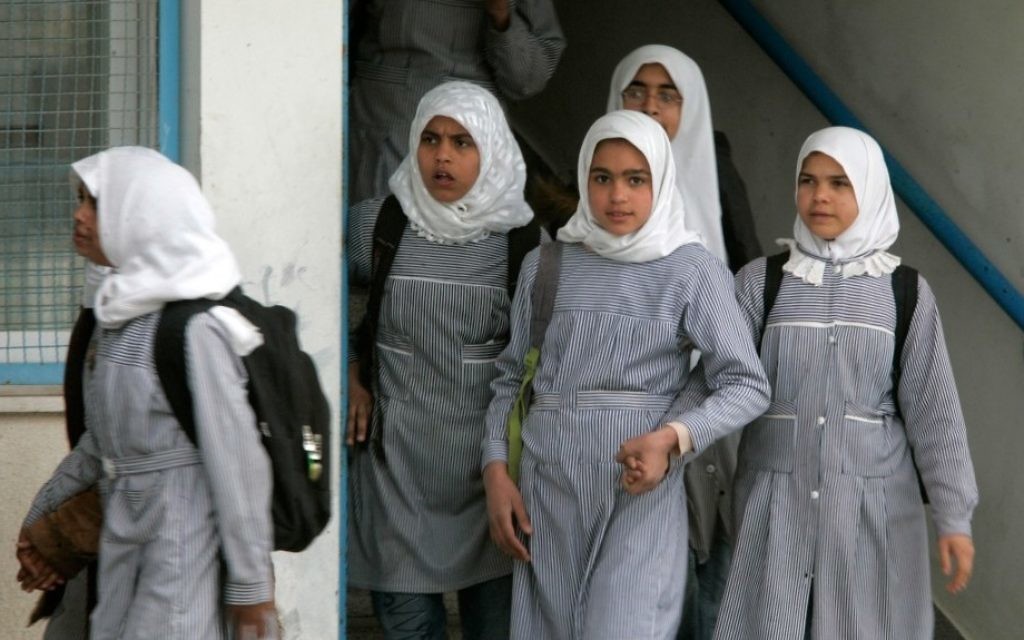 Des écolières palestiniennes d'une école de l'UNRWA dans la bande de Gaza. Illustration. (Crédit : Abed Rahim Khatib/Flash90) Des écolières palestiniennes d'une école de l'UNRWA dans la bande de Gaza. Illustration. (Crédit : Abed Rahim Khatib/Flash90)
