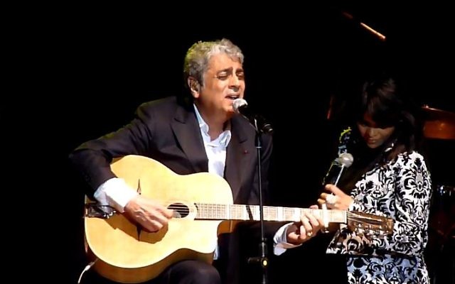 Enrico Macias se produit à Tel Aviv en 2011 (Crédit : capture d'écran YouTube)