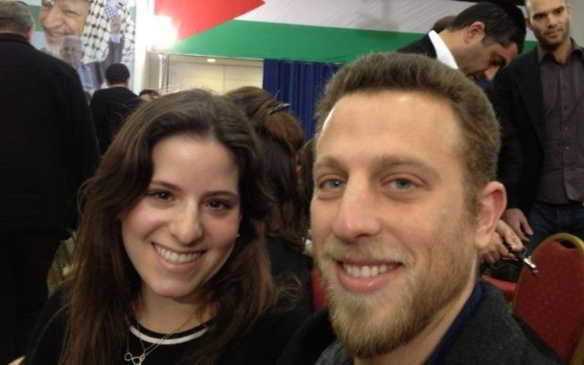 Tal Tuchner et Ehud Rotem, étudiants israéliens, avant le discours de Mahmoud Abbas (Crédit : Elhanan Miller/Times of Israel)