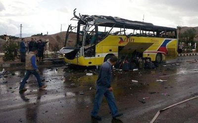 Explosion d'une bombe dans un autobus transportant des touristes sud-coréens près de la station balnéaire de Taba, dans le Sinaï égyptien, en février 2014. (Crédit : AFP)