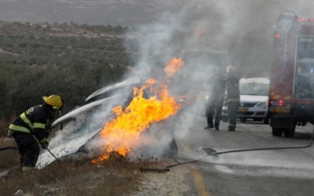 Illustration d'une explosion de voiture à la suite d'un lancer de cocktail Molotov à l'extérieur de Tekoa en novembre 2013. Une mère et son enfant ont été blessés lors de l'attaque (Crédit :  Gershon Elinson/ Flash 90)