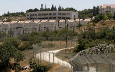 Vue de l'implantation de Kiryat Arba, dans le sud de la Cisjordanie, près de Hébron (Crédit : Michal Fattal/Flash90)