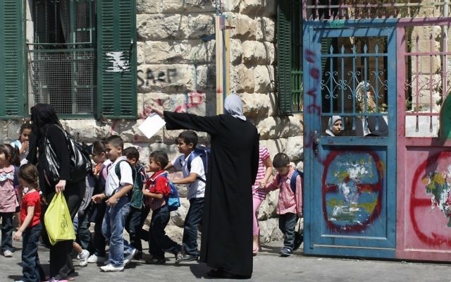Des élèves arabes israéliens quittent leur école à Jérusalem Est (Crédit : Kobi Gideon/Flash90/File) Des élèves arabes israéliens quittent leur école à Jérusalem Est (Crédit : Kobi Gideon/Flash90/File)
