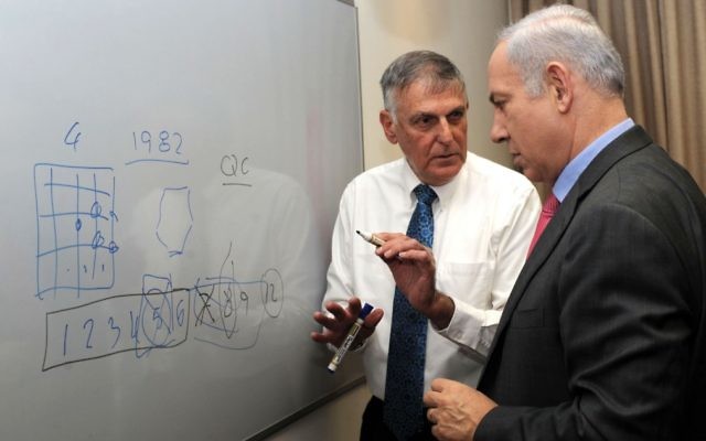 Le professeur Shechtman explique une théorie au Premier ministre Benjamin Netanyahu. (Crédit : Amos Ben Gershom/GPO/Flash90) Le professeur Shechtman explique une théorie au Premier ministre Benjamin Netanyahu. (Crédit : Amos Ben Gershom/GPO/Flash90)