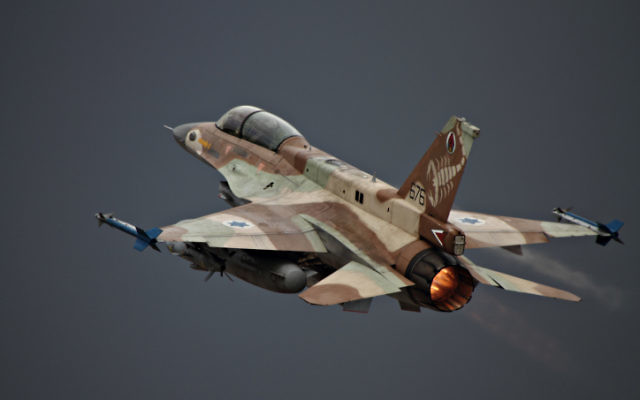 Un F-16 israélien se prépare au décollage, en juin 2010 (Crédit : Ofer Zidon/Flash90) Un F-16 israélien se prépare au décollage, en juin 2010 (Crédit : Ofer Zidon/Flash90)
