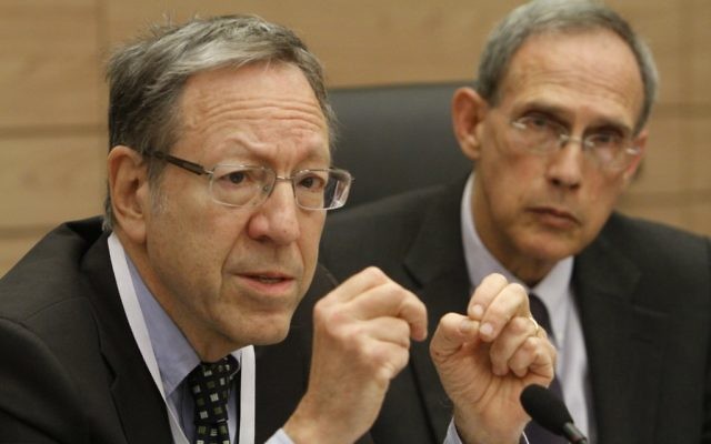 Irwin Cotler assistant à une commission de la Knesset en mars 2013 (Crédit : Miriam Alster/Flash90) Irwin Cotler assistant à une commission de la Knesset en mars 2013 (Crédit : Miriam Alster/Flash90)