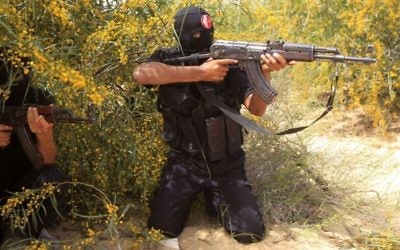 Des militants palestiniens du Front populaire de libération de la Palestine (FPLP) montrent aux médias leurs aptitudes militaires à l'occasion d'une cérémonie à Khan Yunis, au sud de la bande de Gaza, le 13 mars 2013 (Crédit : Abed Rahim Khatib/Flash90)