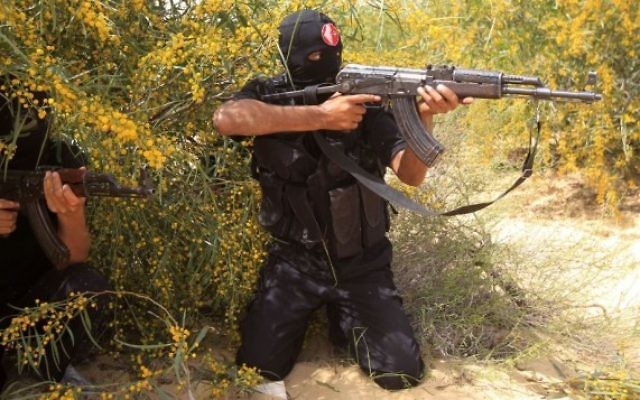 Des militants palestiniens du Front populaire de libération de la Palestine (FPLP) montrent aux médias leurs aptitudes militaires à l'occasion d'une cérémonie à Khan Yunis, au sud de la bande de Gaza, le 13 mars 2013 (Crédit : Abed Rahim Khatib/Flash90) Des militants palestiniens du Front populaire de libération de la Palestine (FPLP) montrent aux médias leurs aptitudes militaires à l'occasion d'une cérémonie à Khan Yunis, au sud de la bande de Gaza, le 13 mars 2013 (Crédit : Abed Rahim Khatib/Flash90)