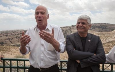 Le maire de Maale Adumim Benny Kasriel le ministre du Logement et de la construction Uri Ariel lors d'une ceremonie dans la zone E1 en Cisjordanie entre Jérusalem et l'implantation de Maale Adumim. le 16 avril 2013. (Crédit : FLASH90)