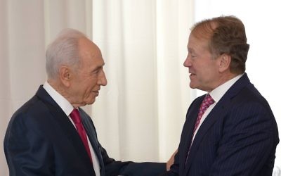 John Chambers, le directeur de Cisco Systems Inc., rencontre le président Shimon Peres (G) avant l'ouverture de la conférence présidentielle israélienne à Jérusalem, 18 juin 2013. (Crédit : Mark Neyman/GPO/Flash90)