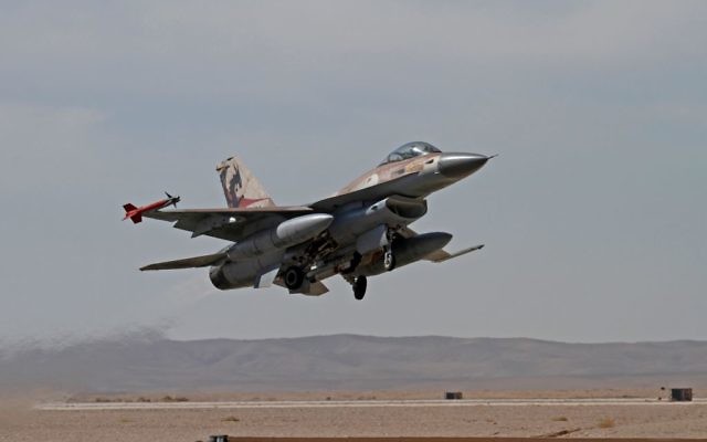 Un jet F-16 des forces aériennes israéliennes (Crédit : Ofer Zidon/Flash90) Un jet F-16 des forces aériennes israéliennes (Crédit : Ofer Zidon/Flash90)